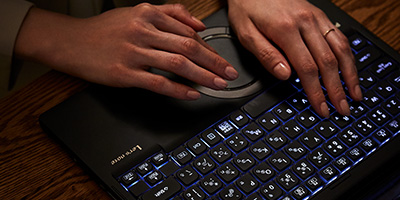 暗い会議室でも操作できるバックライトキーボード