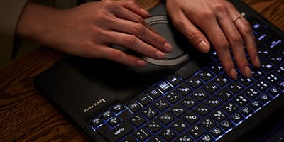 暗い会議室でも操作できるバックライトキーボード